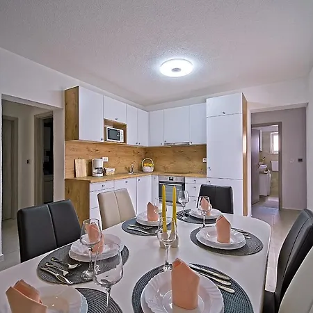 Apartment Luxury Apartment 
